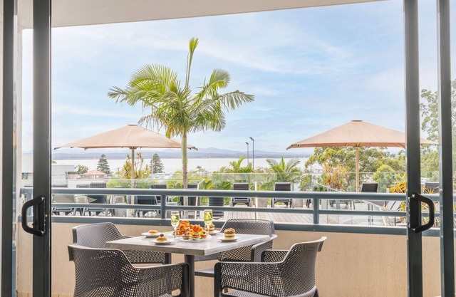 The Landmark 108, 61B Dowling St - air con, linen, pool, lift, views