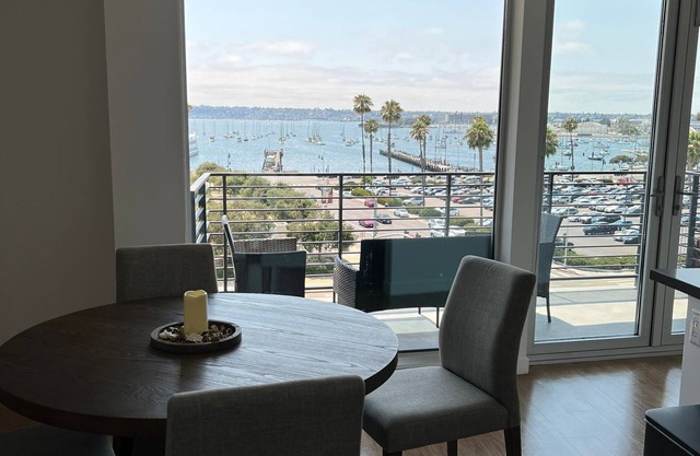 The Lavender – Bright & Cozy 2-Bedroom Apartment with WiFi,GYM & AC