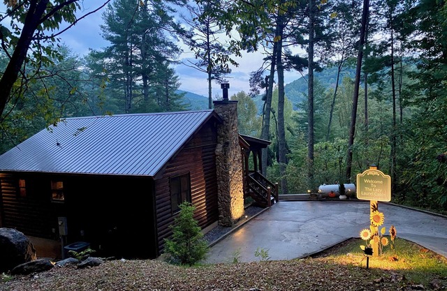 The Lazy Laurel - A secluded getaway with mountain views and waterfall sounds