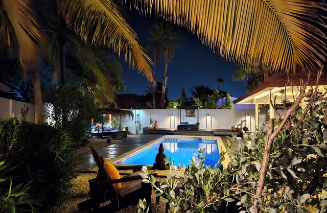 Relaxing 2-bedroom house in enchanting villa park in Noord with private pool