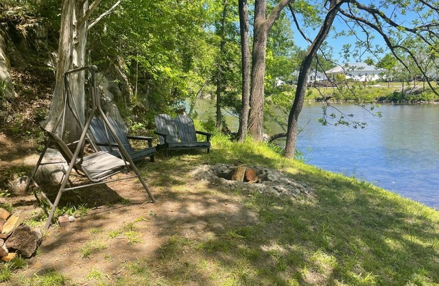 Spacious Farm Property+River access+Hot Tub+Fire Pits+Nature+Disc Golf+Corn-hole