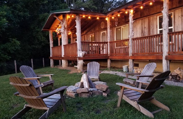 The Lodge at COSY Farms Tranquilo, apartado, vistas a la montaña. Familia amigable,
