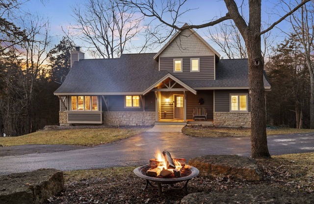 The Lodge, 'North Woods' Galena escape w/ hot tub & fire pit!