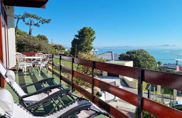The Loft on Berg - 5 min walk from the beach!