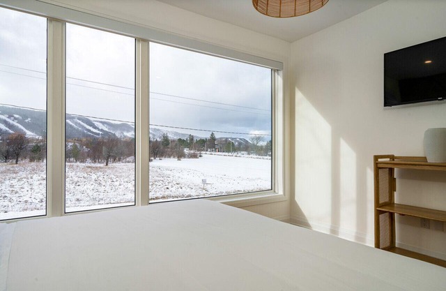 The Luxury White Rose Mountain View Chalet at The Blue Mountains for 20