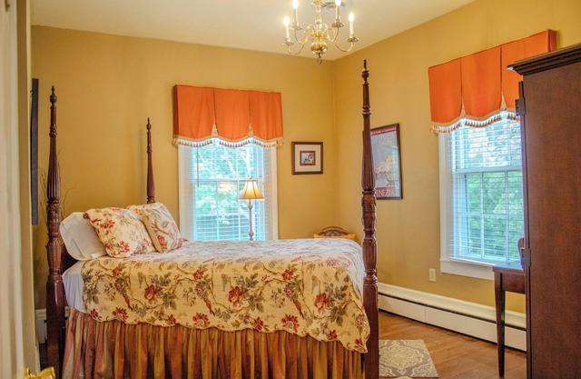 The Magnolia Room - Private Room w/ Ensuite Bath in Historic Downtown Home