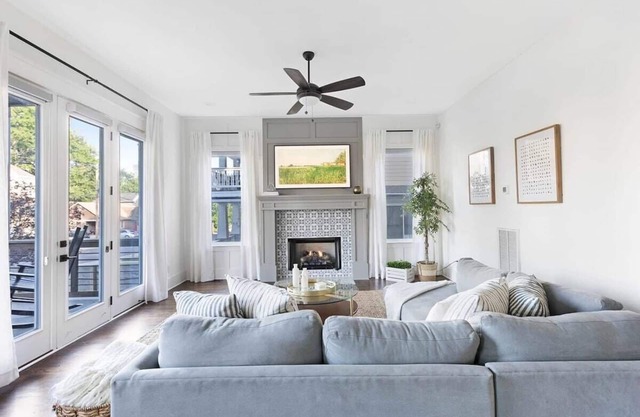The Maple House - Huge Backyard + Mins to Broadway!