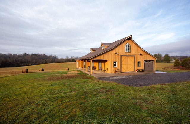 El "Barn-do-minium" de Mockingbird Farm se encuentra en un terreno privado de 27 acres.