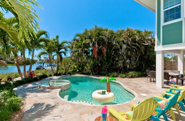 Los amarres! Traiga su bote a esta casa recientemente renovada con piscina privada