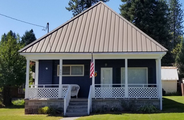 La casa de la montaña en la base del monte Shasta