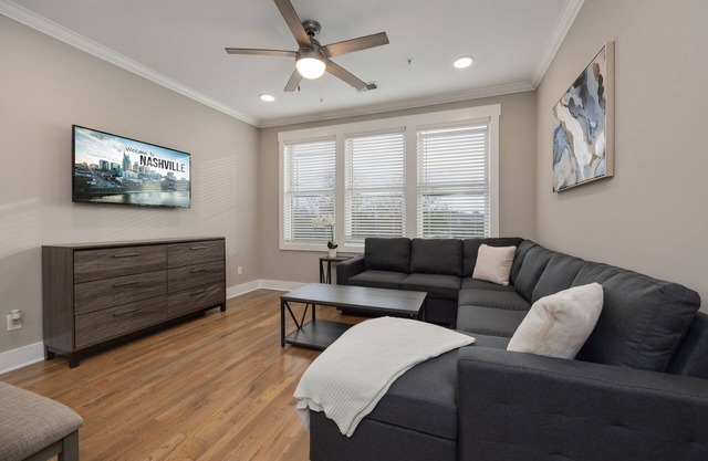 2BR Nations Gem-Sleeps 6-DT Nashville+Parking