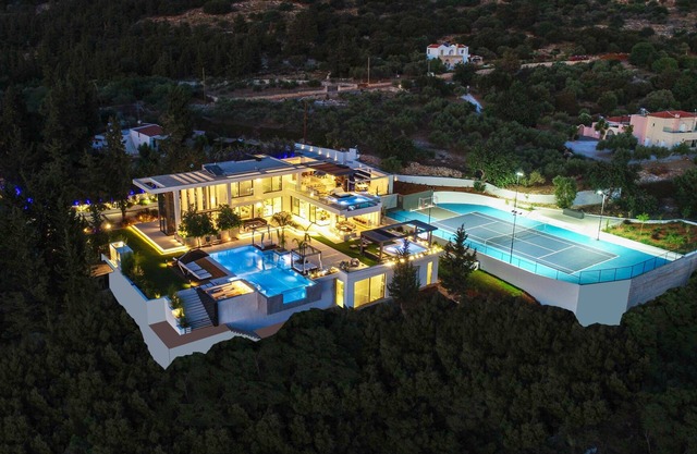 3’ from the Beach / 3 Pools with Jacuzzi / Outdoor Pool Cinema / Tennis Court