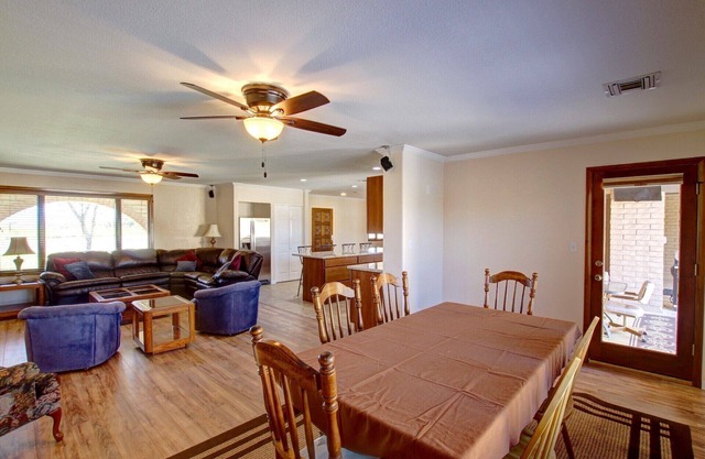 The Orchard House, una propiedad única de 2 1/2 acres Propiedad mensual especial $ 3000