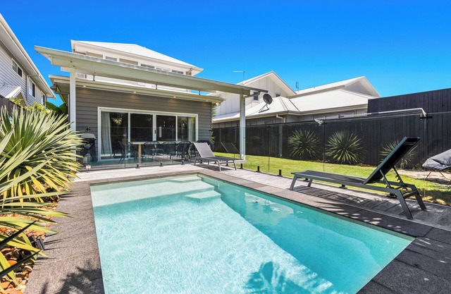'The Palms on Nautilus' - Beach house on the park & sea