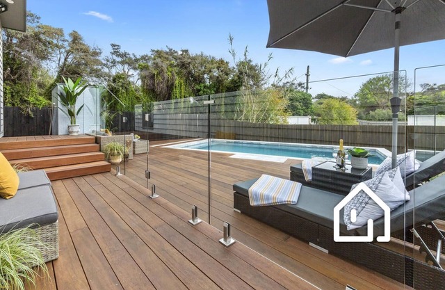 The Pelican - Stylish Poolside Oasis