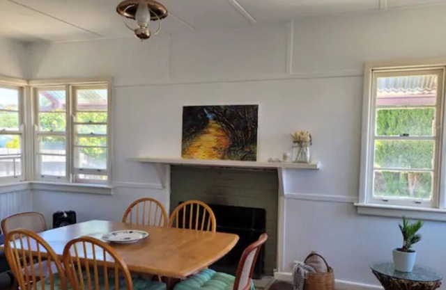 The Pink House Holiday Cottage - 300 metres to Beach
