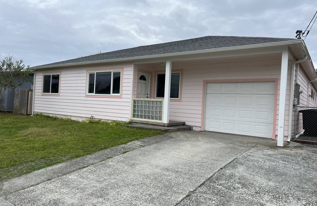 THE PINK PALACE. 4 BR/ 3 BA OCEAN VIEW HOME