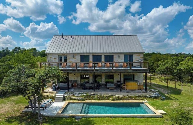 The Point Hill Country Views+Pool+Hot Tub