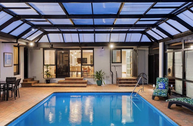 The Pool House - Heated Indoor Pool & BBQ Area
