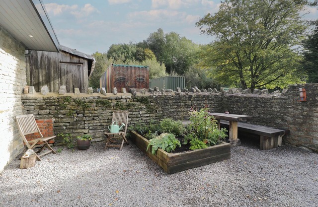 THE POTTING SHED, pet friendly, with open fire in Glastonbury