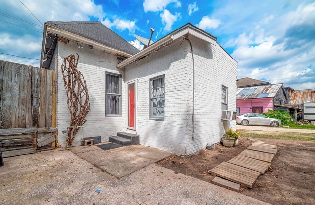 The Red Door - Charming 1-bdrm cottage in the very popular Washington corridor!