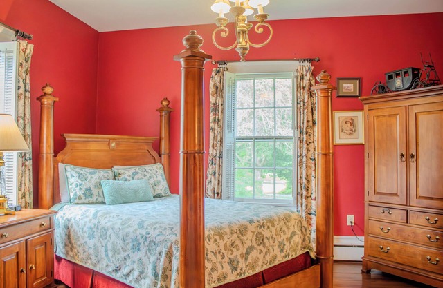 The Rose Room - Charming Private Room w/ Ensuite Bath in Historic Downtown Home