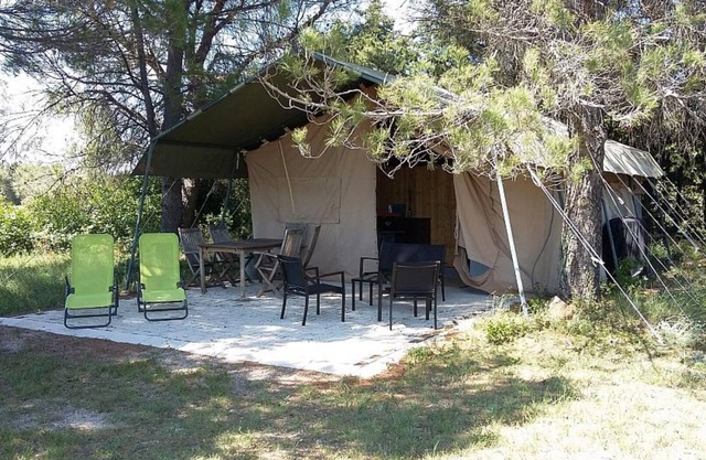La tienda de safari tiene una cocina, cuarto de baño y privado situado en un campo de 2500m2.