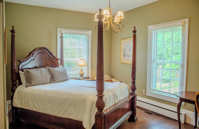 The Sage Suite - Charming Private Room w/ Ensuite Bath in Historic Downtown Home