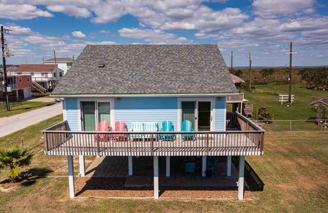 Relajante Beach House a pocos pasos de la playa con 2/1 + Loft Sleeping 7!