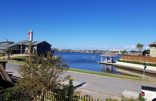 The Seahorse Apt - Lakeside and 2 blocks to the Beach