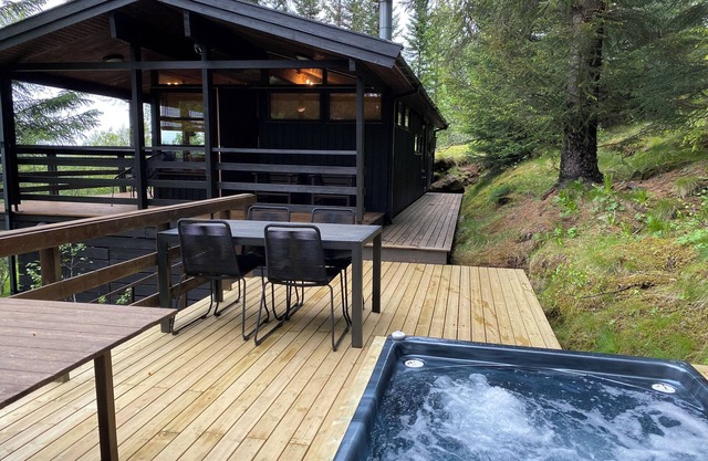 The Secret Cabin with hot tube close to the Blue Lagoon