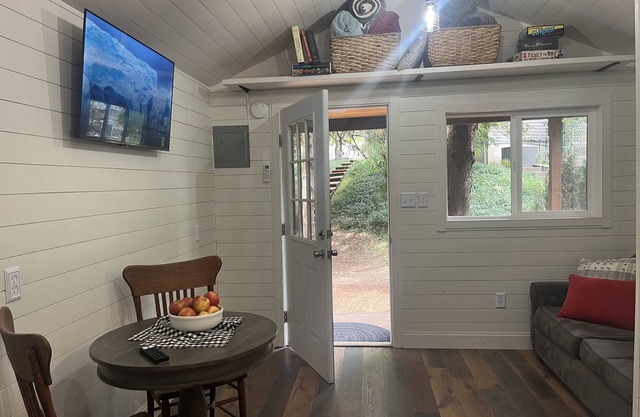 The Shed@LivelyFarm A tiny house on the edge of everything in Newberg.