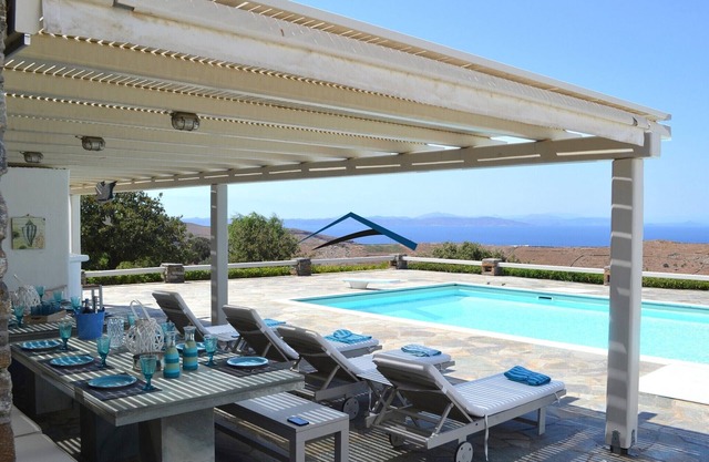 El "Sigma Sunset Estate" con una piscina e increíbles vistas al mar y al atardecer.