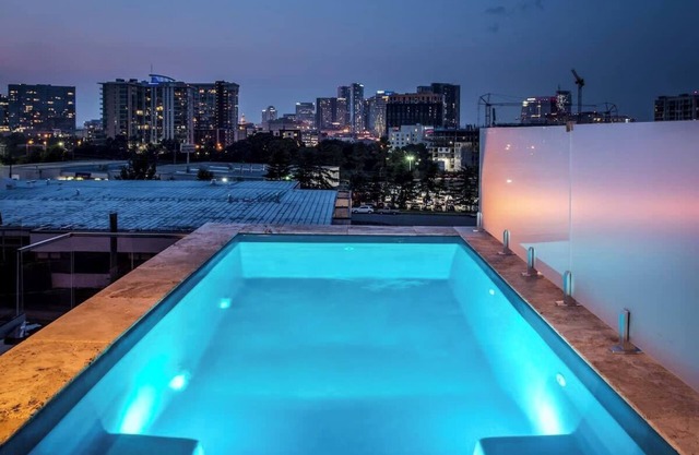 SKYLINE VIEWS ★ ROOFTOP POOL ★ MAXIMUM LUXURY WALKING DISTANCE TO DOWNTOWN