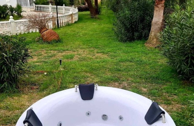 La pequeña casa se encuentra tranquila en medio de la naturaleza y te está esperando.
