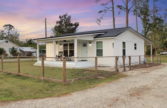 The Surf Ranch: Near Bay, Pet Friendly!