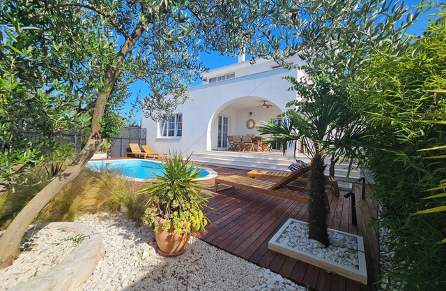 El apartamento grande y totalmente equipado cerca del mar rodeado por un amplio jardín