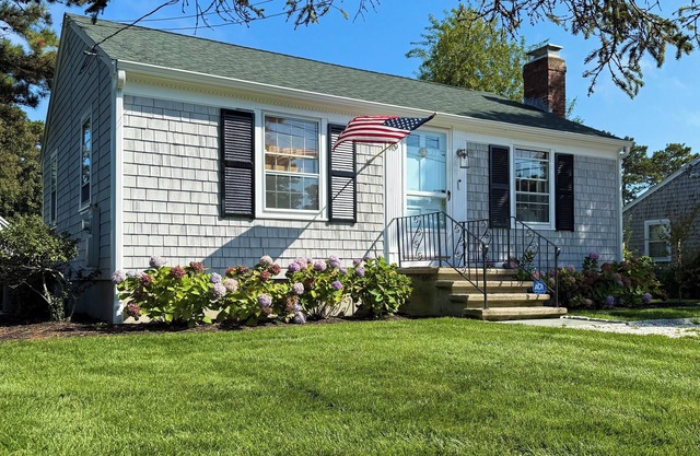 The Tinker Bell By The Sea ~ Charming 2-bedroom house in Dennisport w/AC