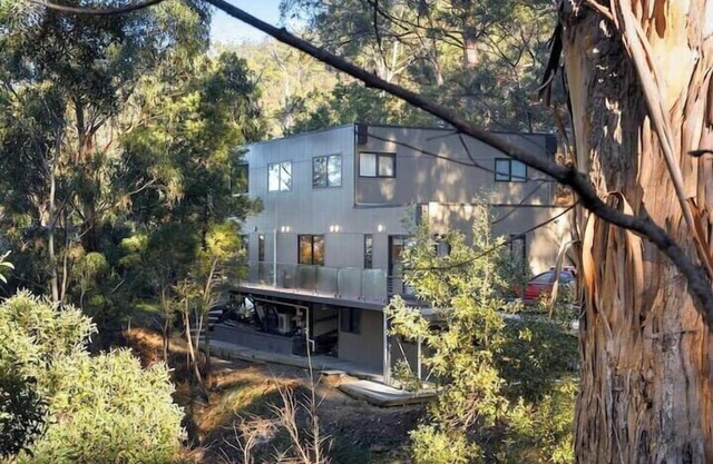 "The Tree House Hobart" -10kms to CBD-Sleeps 8.