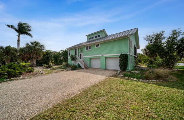 The Turtle Nest: Charming & Timeless Island Pool Home in East Rocks