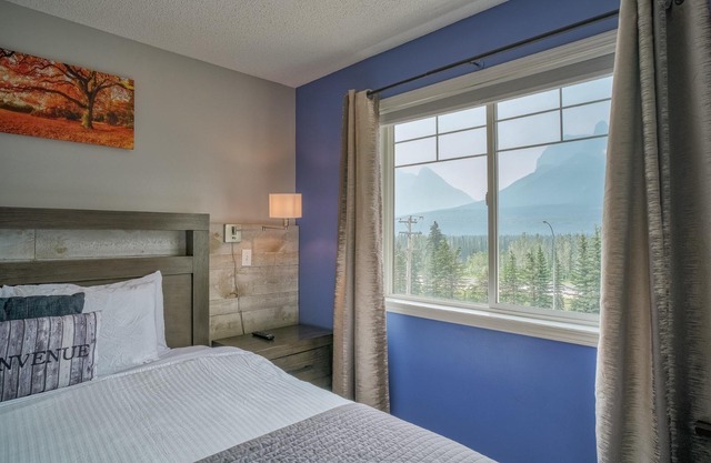 B218-HotTub/KingBed/AC/Free Parking/View/2BR/Sleep6