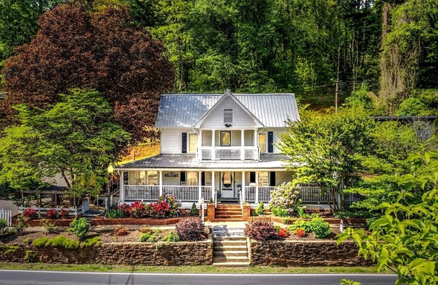 The Whistle Stop – A Timeless Charm / Nostalgic