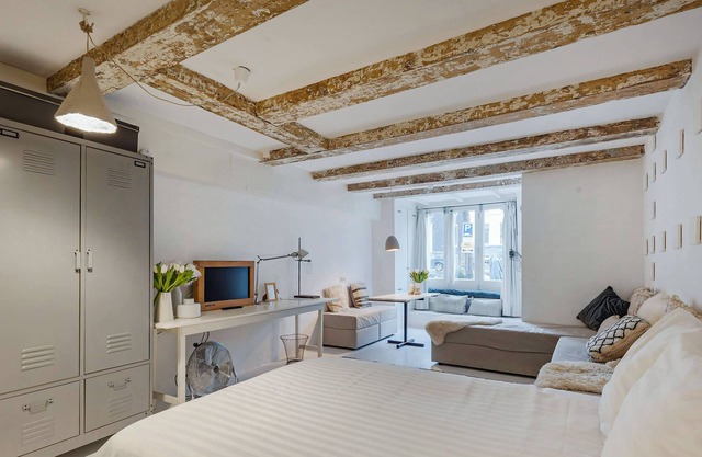 The White Canal Studio in heart of Amsterdam