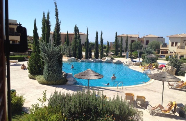 Apartamento de 2 dormitorios Theseus Village con posición envidiable en la piscina comunitaria