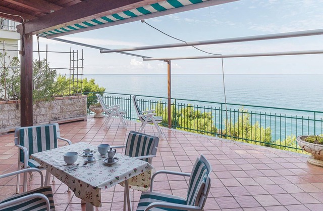 Alojamiento de 3 habitaciones en San Mauro Cilento SA