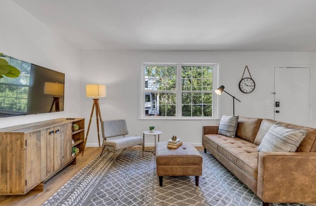 This apartment is a 1 bedroom(s), 1 bathrooms, located in Nashville, TN.