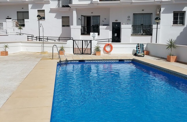 Este apartamento está en el centro del pueblo y tiene un balcón orientado al sur.