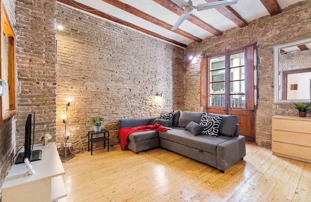 Este bonito apartamento de 2 dormitorios está situado en el vibrante barrio de El Born.