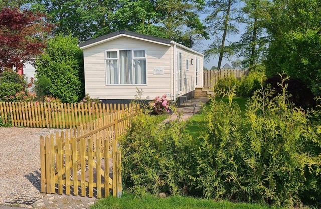 This brand new chalet is located on the edge of the park with a view of the meadows and the Valkogerdijk. It has an enclosed garden with a lovely terrace.