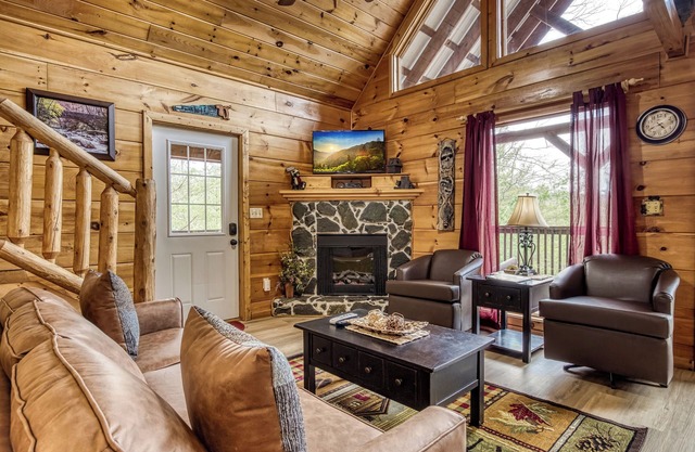 Mountain Breeze Cabin es una escapada romántica perfecta para 2 o una gran cabaña de vacaciones